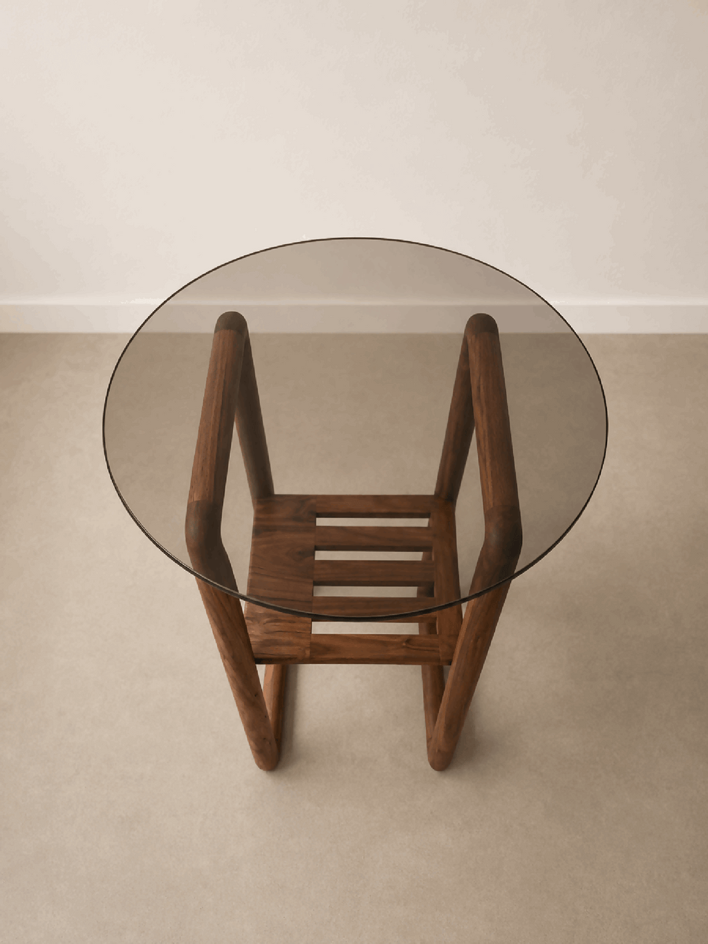 Table d’appoint ronde en bois avec plateau en verre fumé et étagère à lattes.