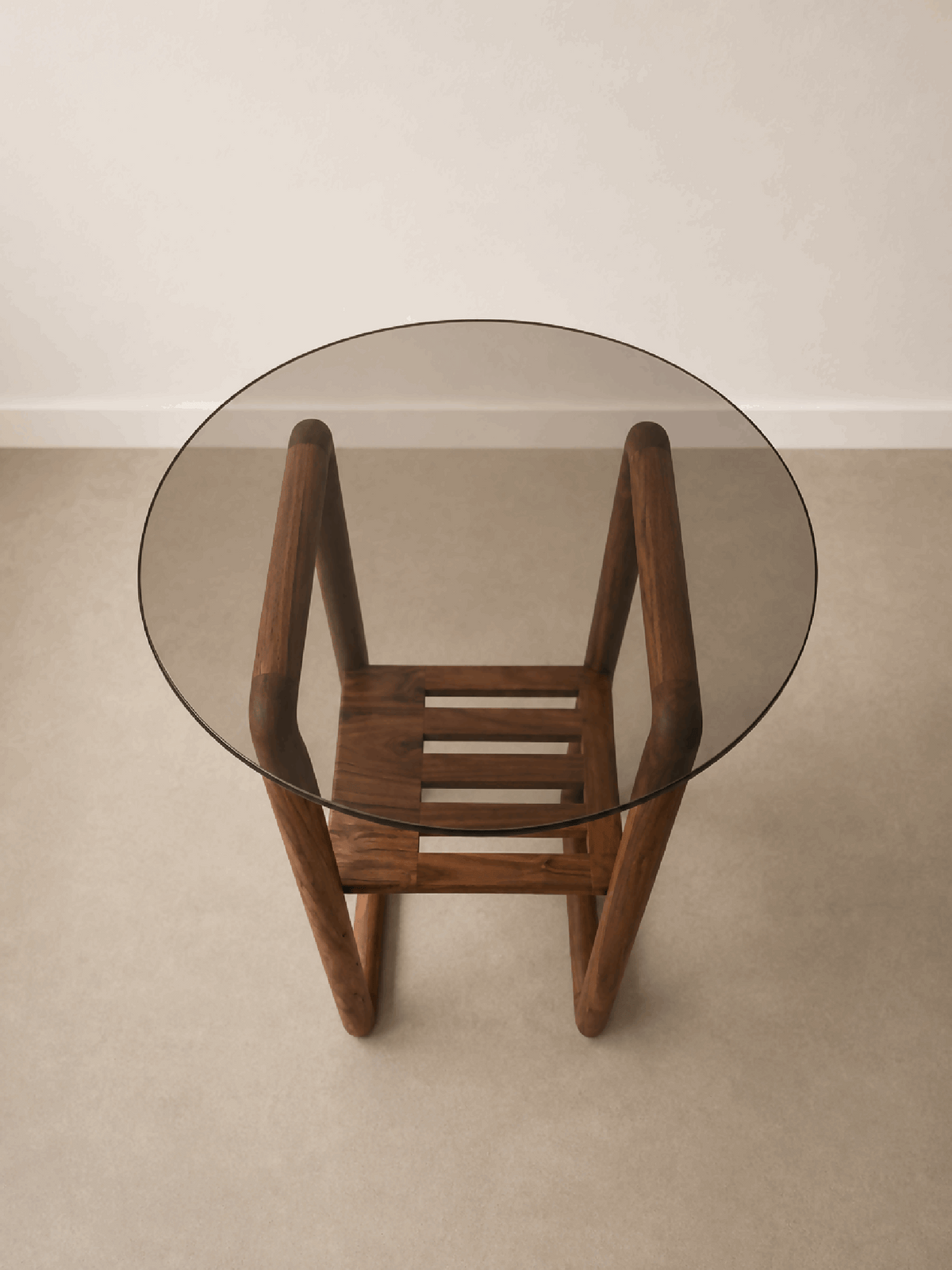 Table d’appoint ronde en bois avec plateau en verre fumé et étagère à lattes.