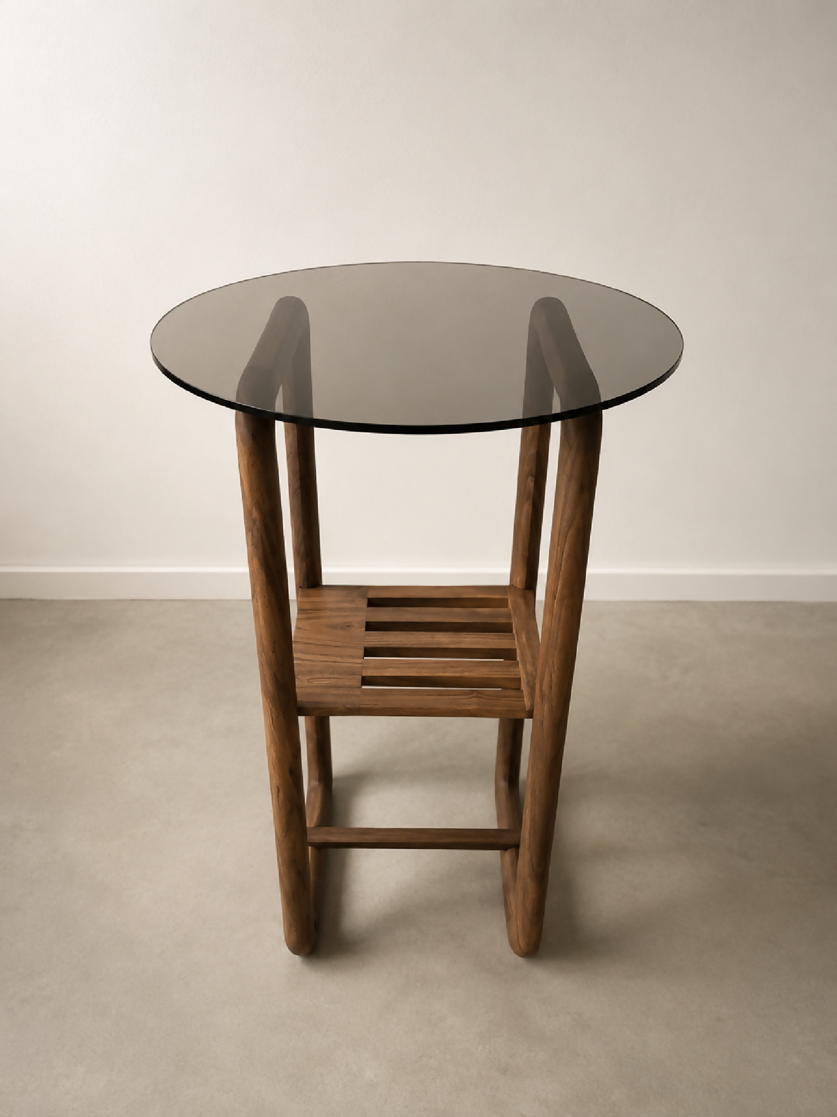 Table d’appoint ronde avec plateau en verre fumé et pieds en bois, étagère à lattes.