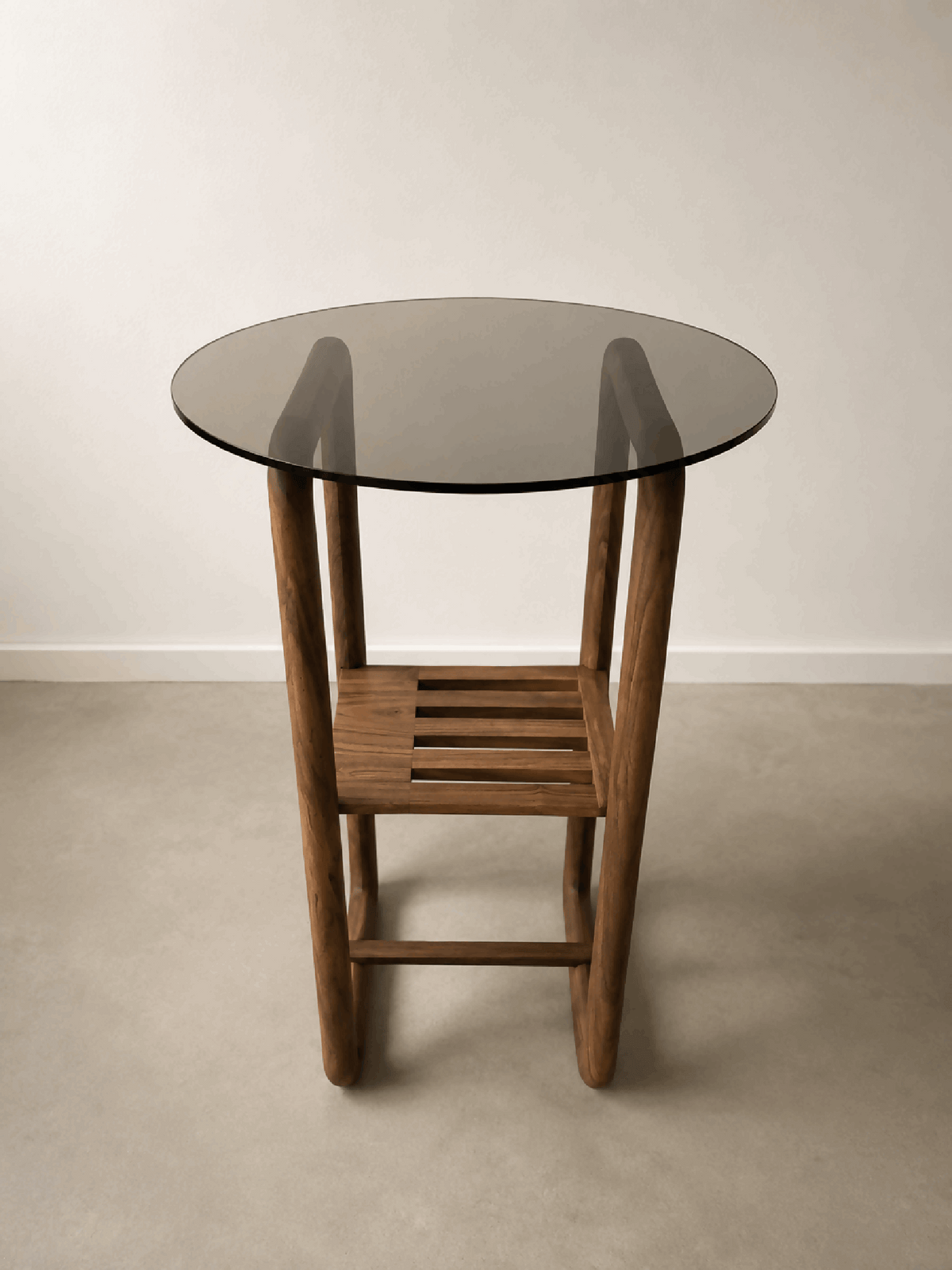 Table d’appoint ronde avec plateau en verre fumé et pieds en bois, étagère à lattes.