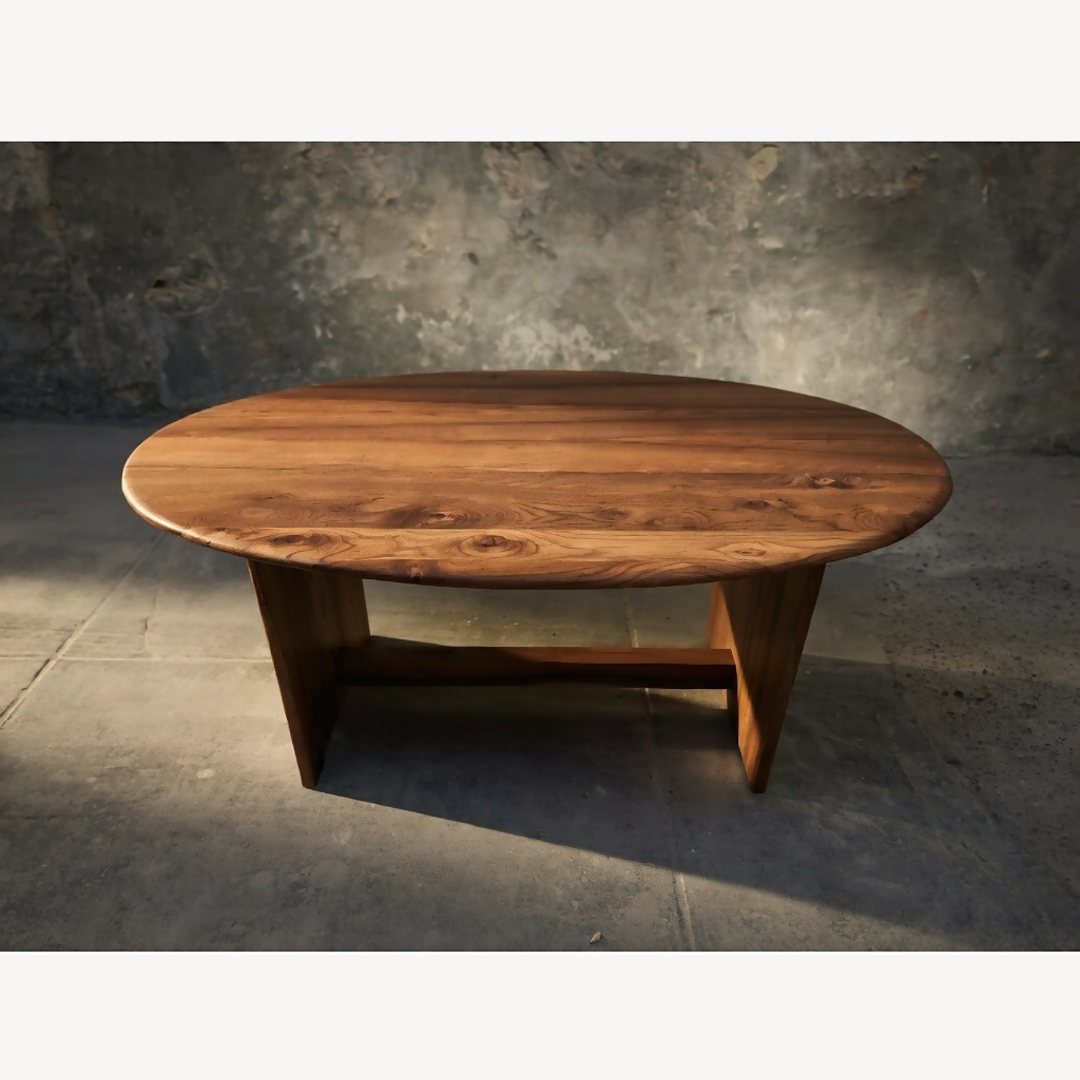 Table basse ovale en bois clair, plateau arrondi et quatre pieds inclinés