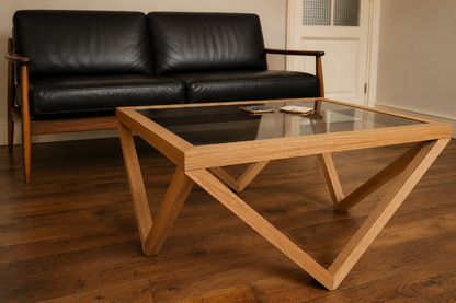Table basse en bois avec plateau en verre et piètement triangulé en X