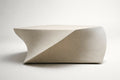 Table basse blanche au plateau décalé et formes arrondies, vue de côté.