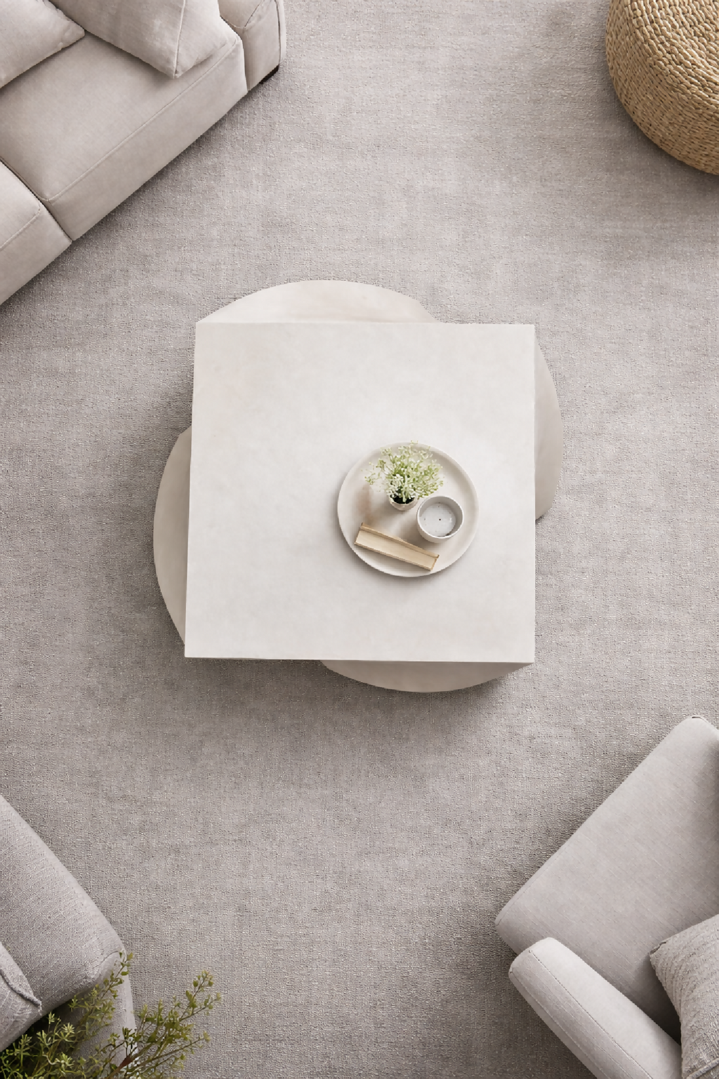 Table basse blanche avec plateau carré, base incurvée, vue de dessus partielle.