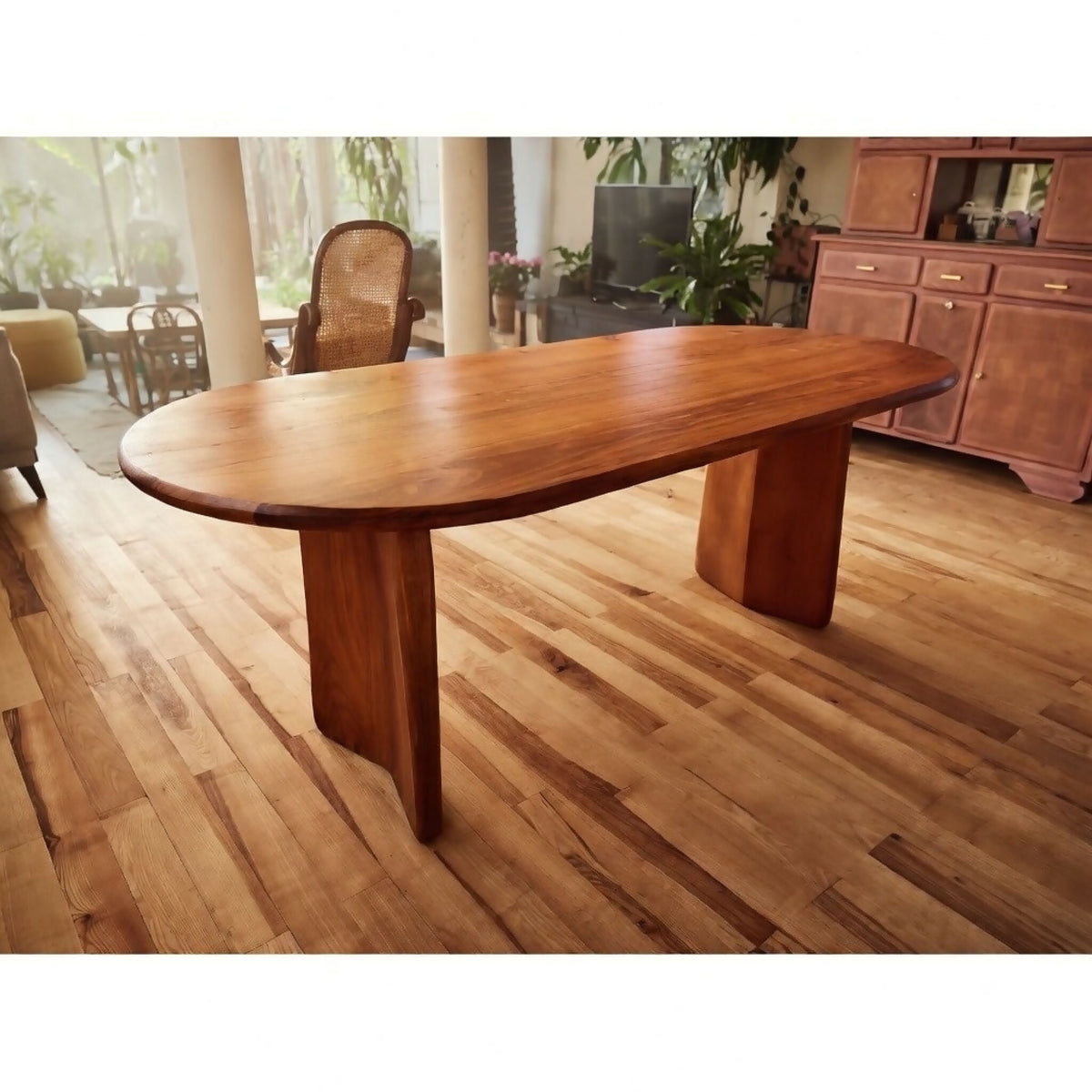 Table Squinch en bois, plateau ovale à bords arrondis et pied central