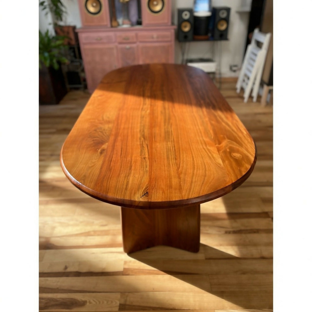 Plateau de table en bois avec motif en veinures et bord arrondi, vue de dessus