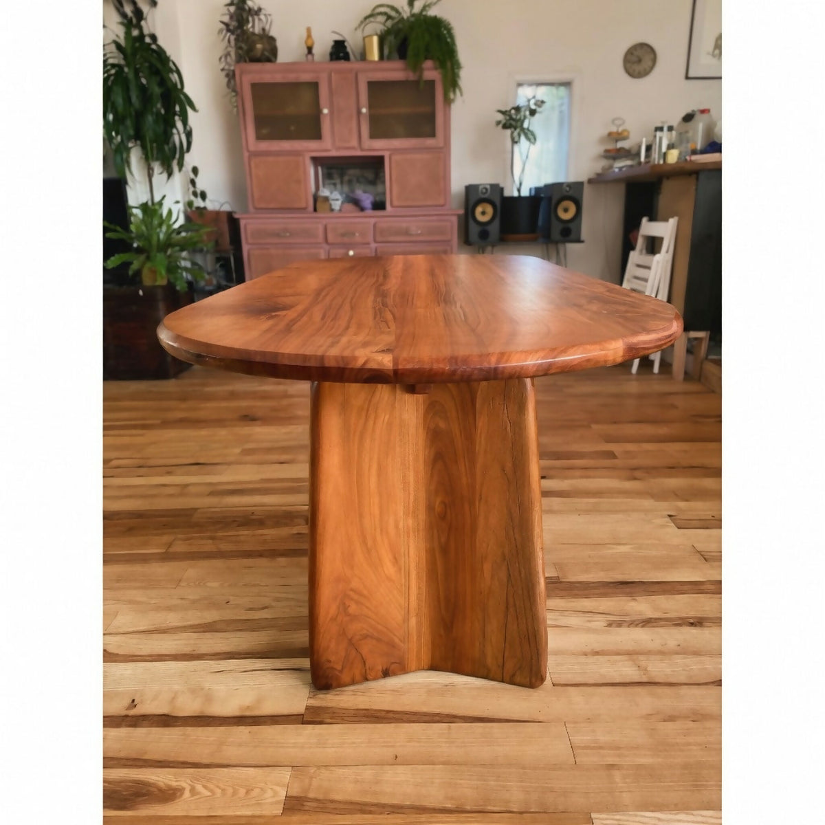 Table Squinch en bois massif, plateau rond et pied central, vue de face