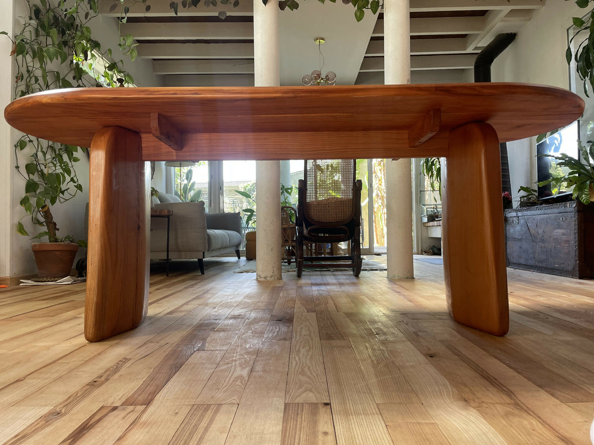 Table Squinch en bois, plateau ovale et pieds massifs, finition lisse