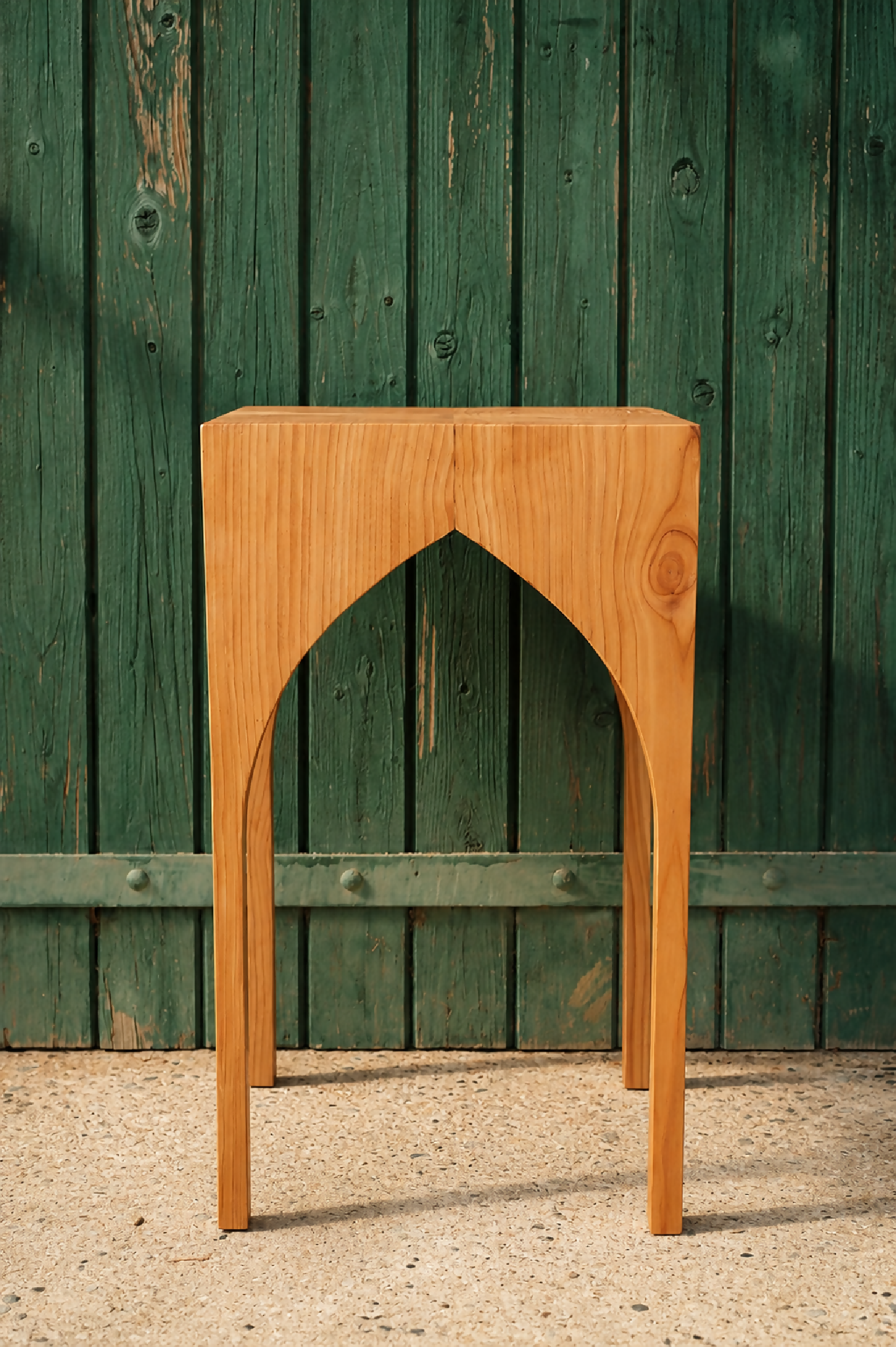 Table d’appoint St. André en bois clair, pieds en arche ajourée
