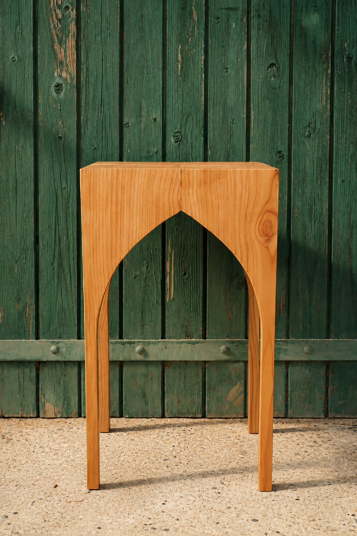 Table d’appoint St. André en bois clair, pieds en arche ajourée