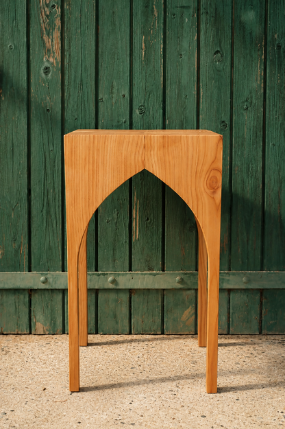 Table d’appoint St. André en bois clair, pieds en arche ajourée