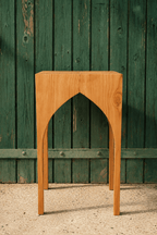 Table d’appoint St. André en bois clair, pieds en arche ajourée