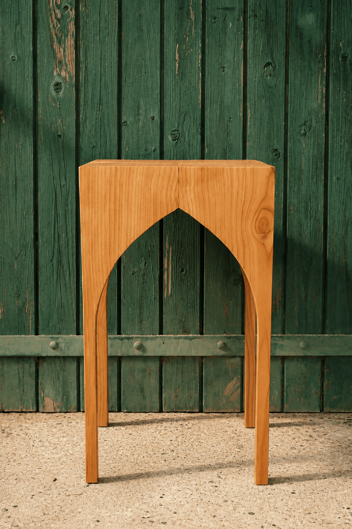Table d’appoint St. André en bois clair, pieds en arche ajourée