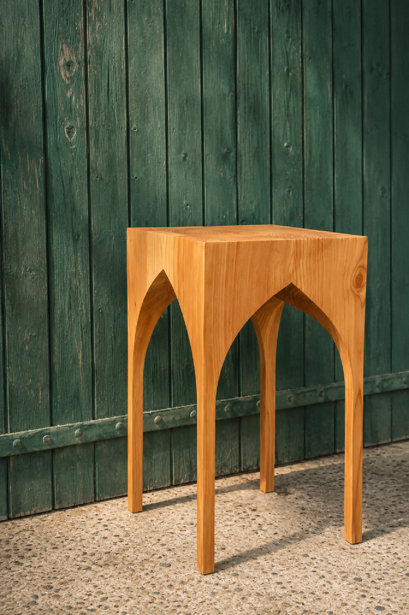Table d’appoint St. André en bois clair, vue de côté avec pieds sculptés en arche