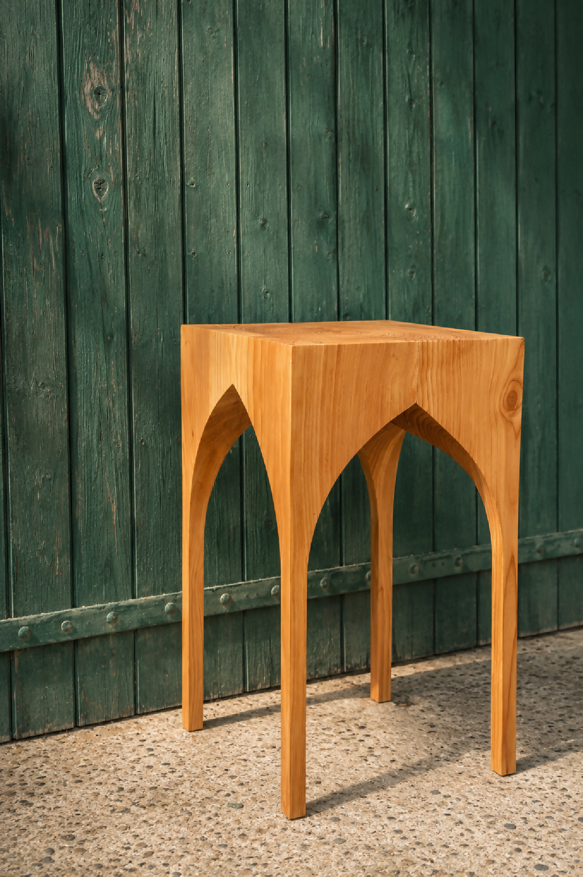 Table d’appoint St. André en bois clair, vue de côté avec pieds sculptés en arche
