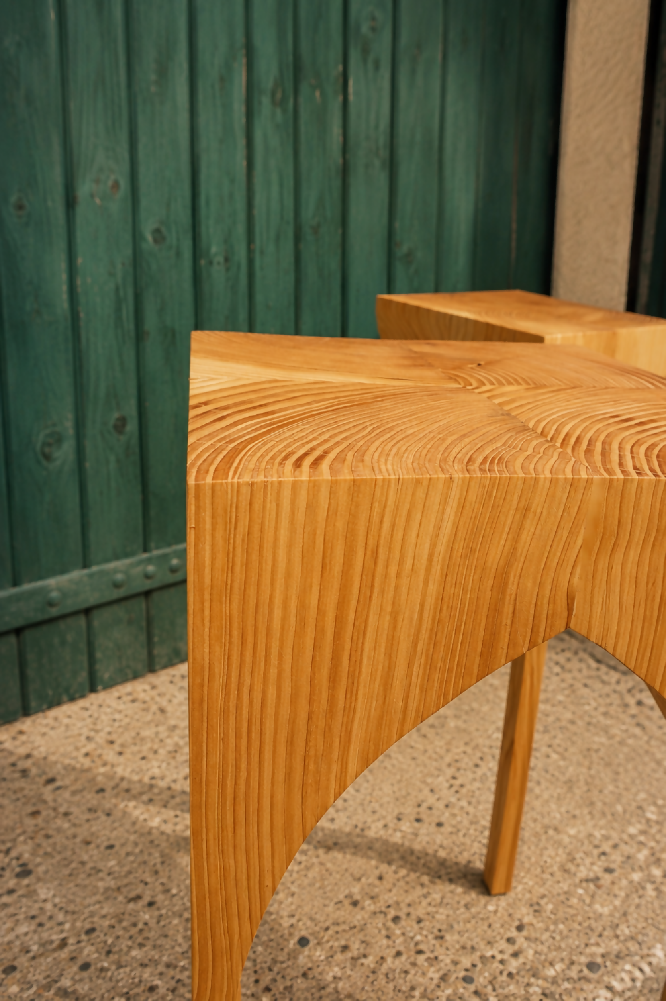 Table d’appoint St. André en bois clair, plateau strié et pied latéral
