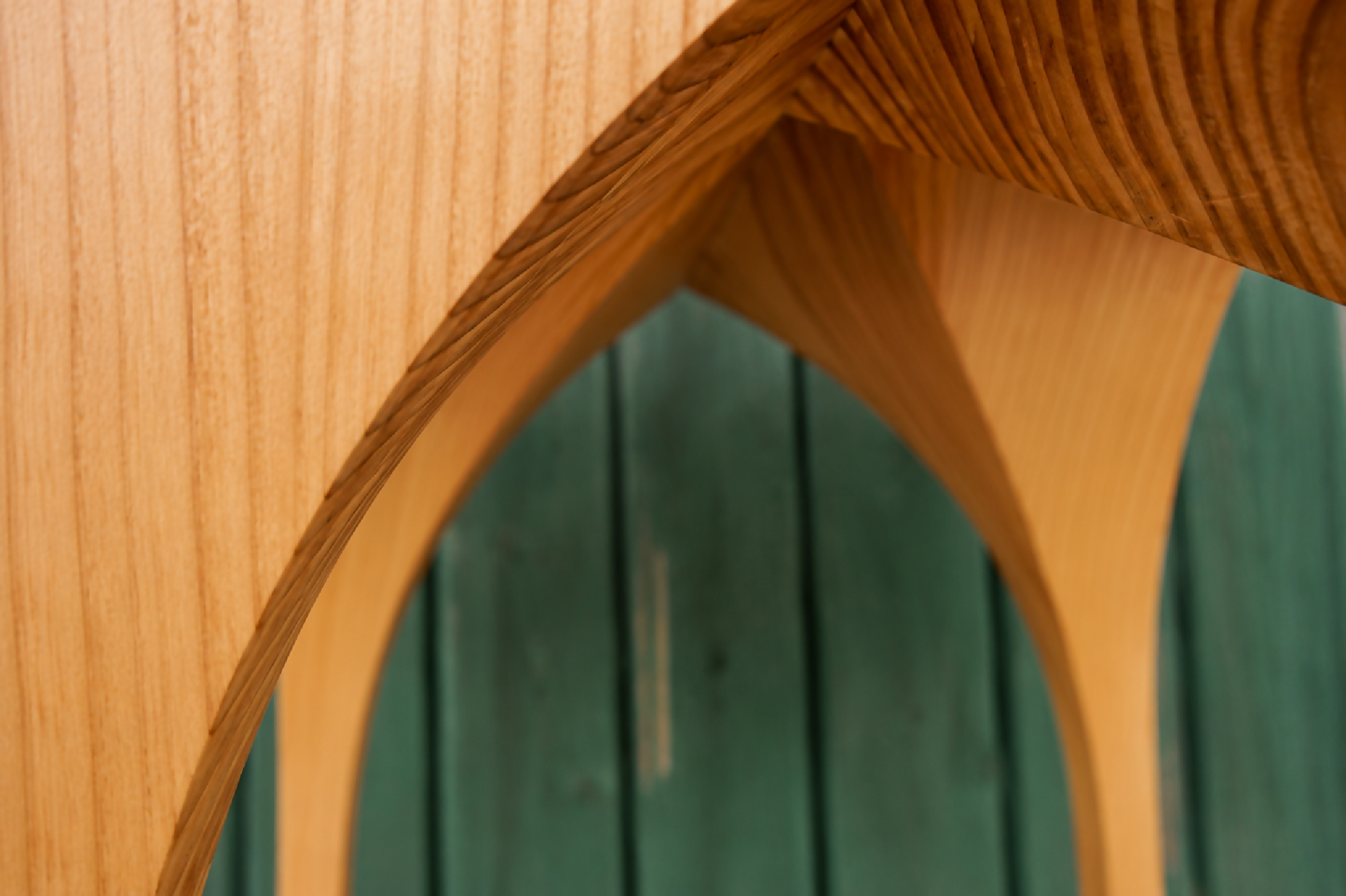 Table d’appoint St. André en bois clair, détail de l’arche et du chant du plateau