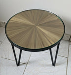 Table d’appoint ronde : plateau paille dorée, pieds métal noir, bord vert