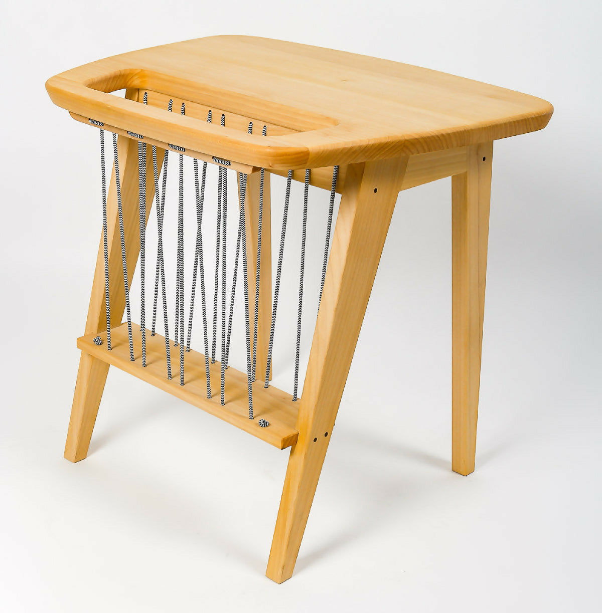 Table en bois avec cordes noires suspendues et piètement triangulaire