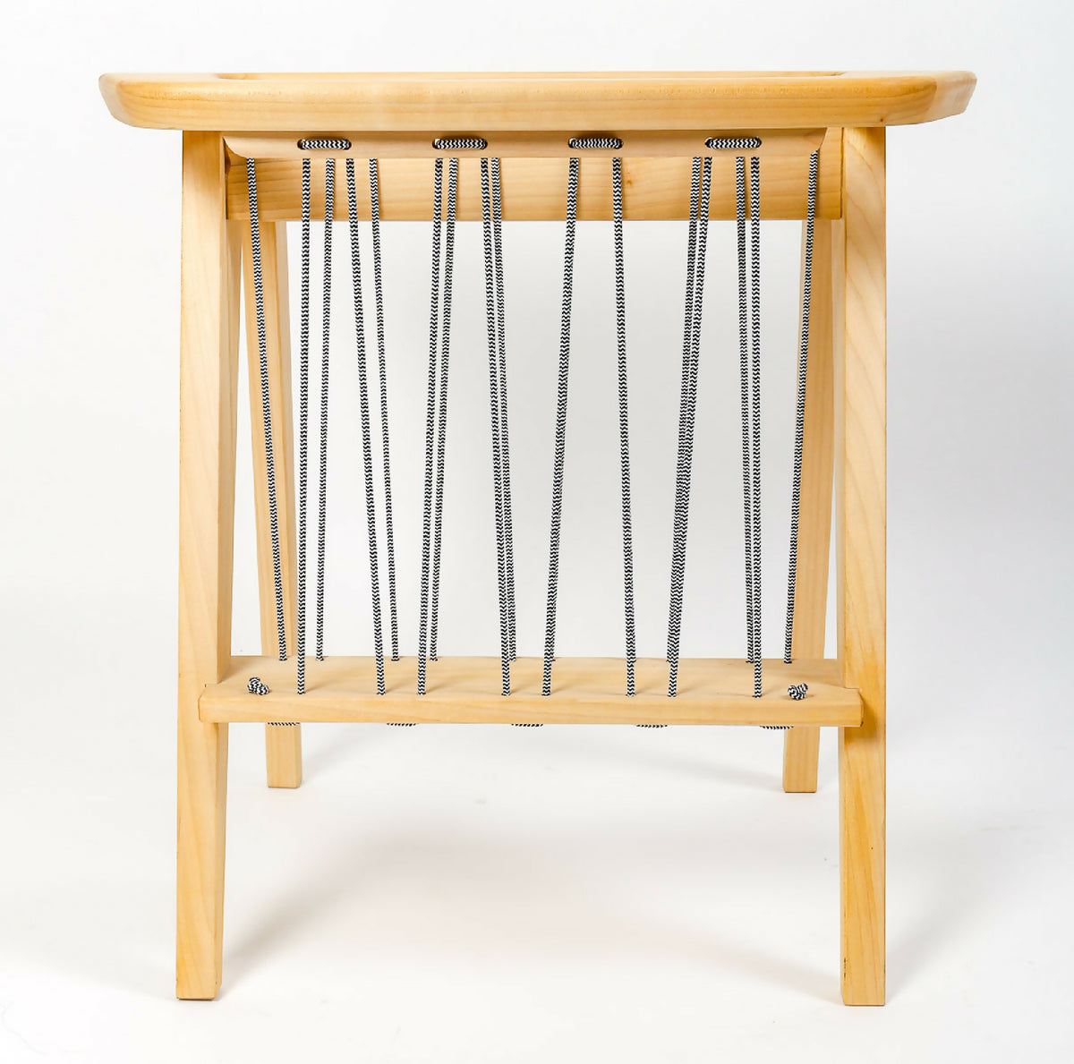 Table en bois avec cadre rectangulaire et cordes noires verticales