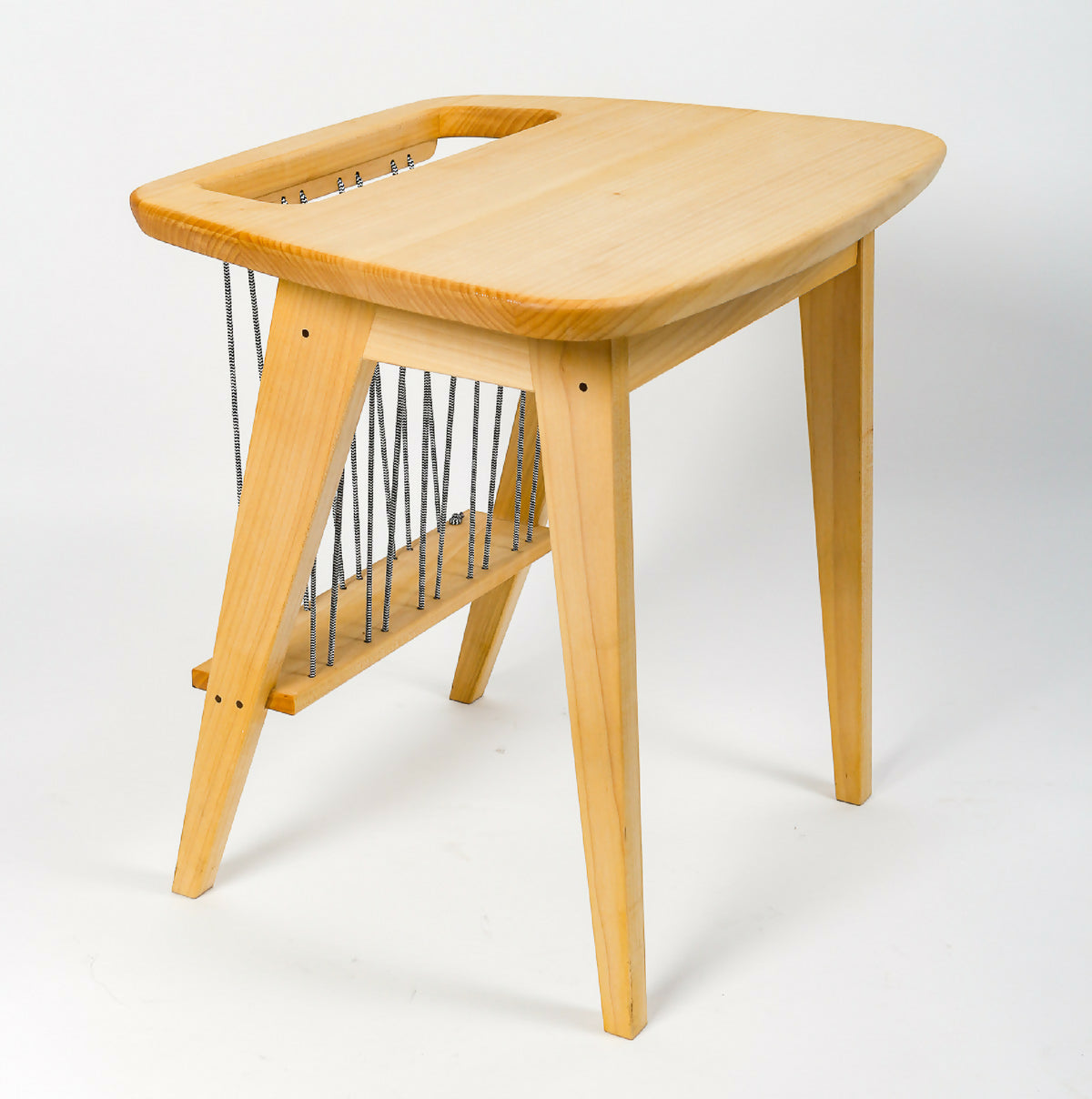 Table en bois avec plateau rectangulaire et cordes noires sur le cadre