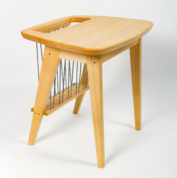 Table en bois avec plateau rectangulaire et cordes noires sur le cadre