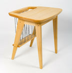 Table en bois avec plateau rectangulaire et cordes noires sur le cadre
