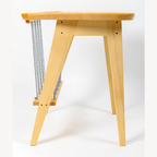 Table en bois avec cordes noires longues et piètement en bois