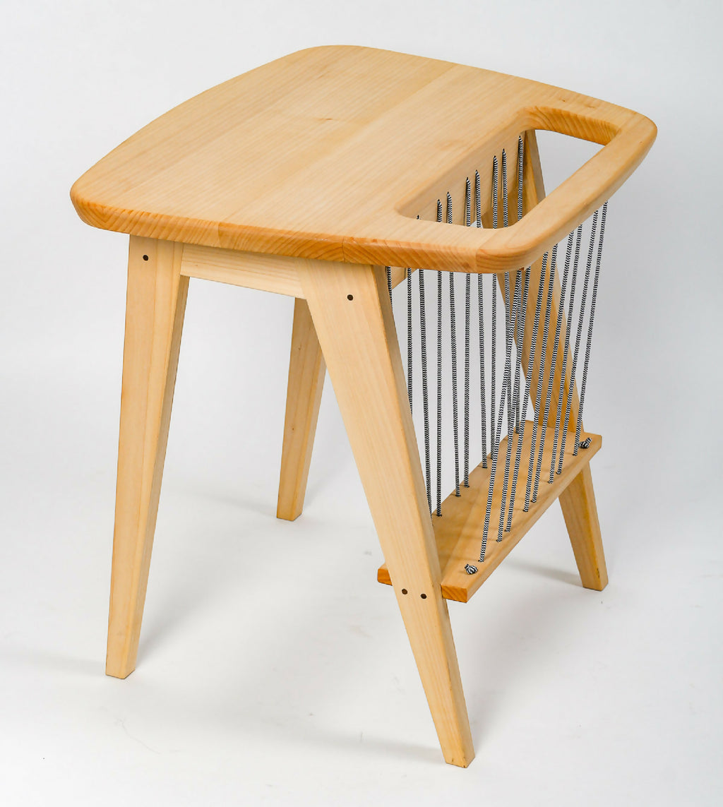 Table en bois avec ouverture sur le plateau et cordes noires