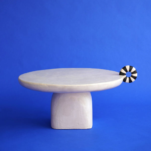 Table sculpture blanche: plateau ovale, base cylindrique, décor disque noir et blanc