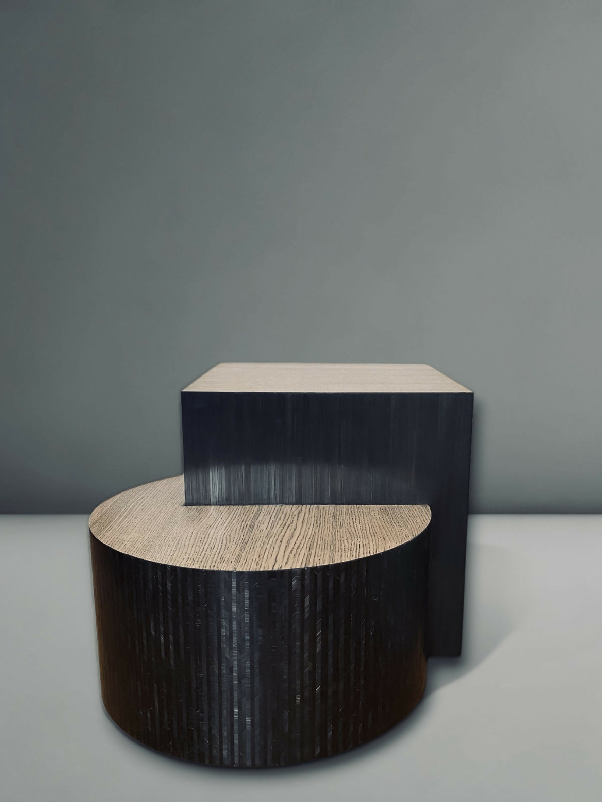 Table basse cylindrique en bois sombre, plateau clair rectangulaire