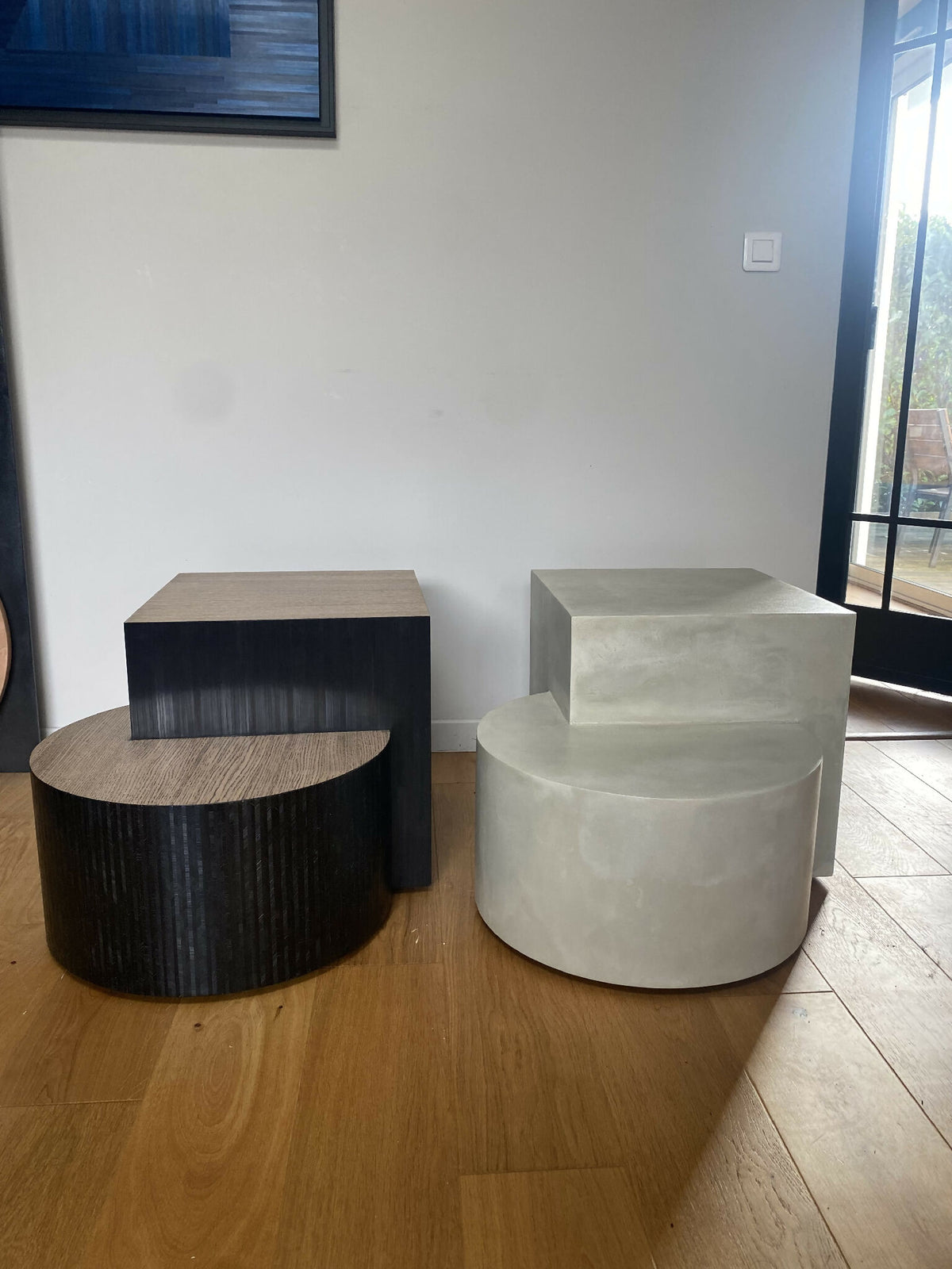 Ensemble de deux tables basses en bois sombre et clair, formes cylindriques