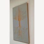 Tableau arbre de vie vertical, dessin d’arbre fin en ocre sur fond bleu-gris, cadre bois.