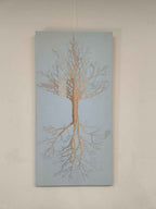 Tableau vertical « arbre de vie » avec grand arbre aux racines dorées sur fond bleu clair