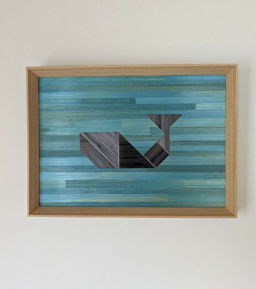 Tableau rectangulaire : marqueterie de paille bleue claire et gris anthracite en formes géométriques.
