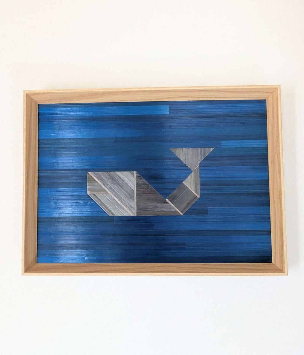 Tableau tangram bleu roi, marqueterie paille grise, cadre bois clair