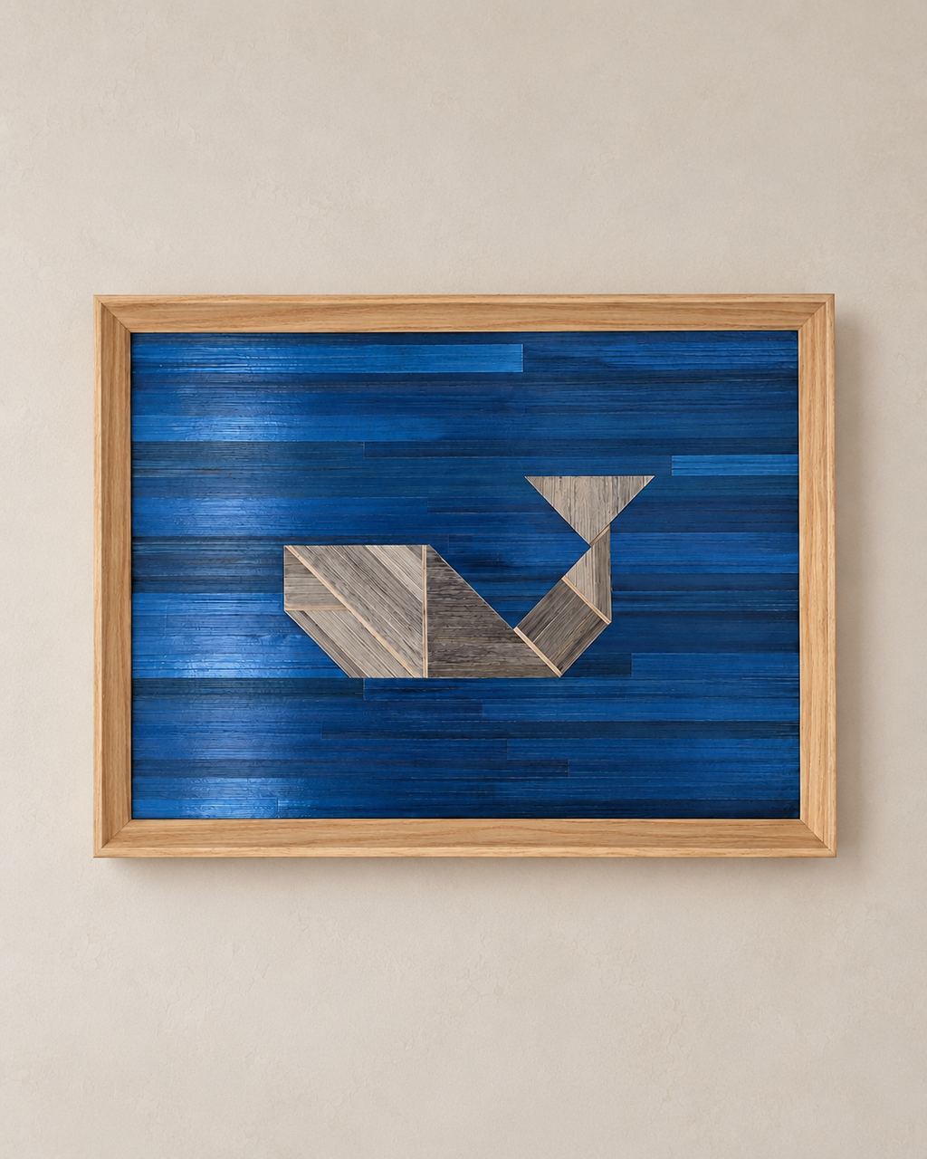 Tableau "Gardienne des Profondeurs", série Tangram, avec Marqueterie de Paille Bleue Roi et Gris Anthracite