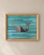 Tableau "Gardienne des Profondeurs", série Tangram, avec Marqueterie de Paille nuancée Bleue Clair et Gris Anthracite