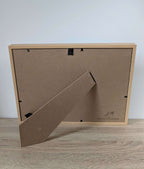 Dos de tableau encadré en bois, système d’accrochage et marquage.