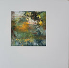 Tableau abstrait en cadre fin, touches vert, jaune et bleu sur fond clair.