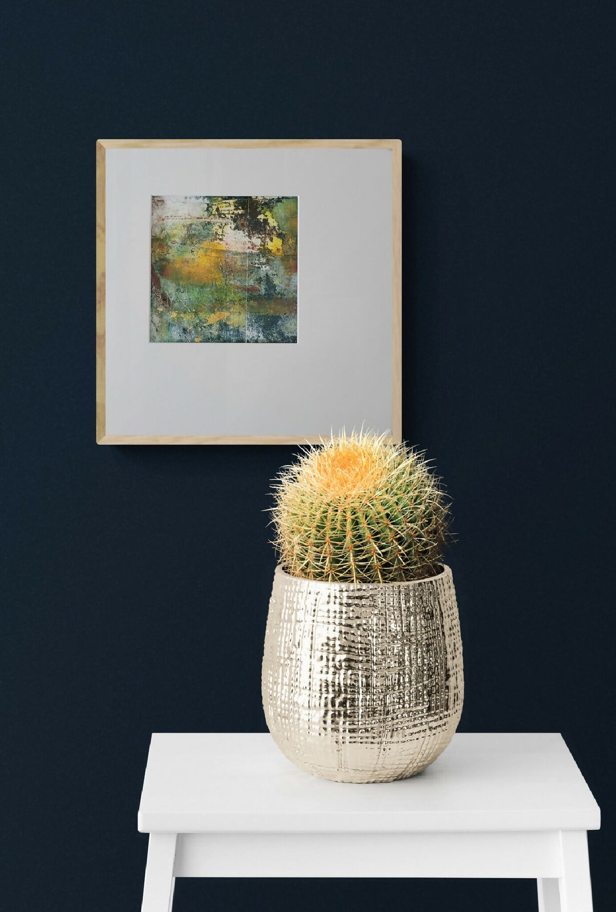 Tableau abstrait en petit cadre beige clair, motif vert, jaune et bleu.