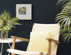 Tableau abstrait en cadre blanc, touches vert, jaune et bleu.
