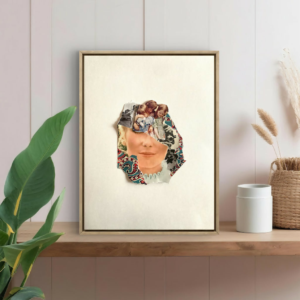 Tableau portrait en cadre bois, visage en collage et motifs colorés autour