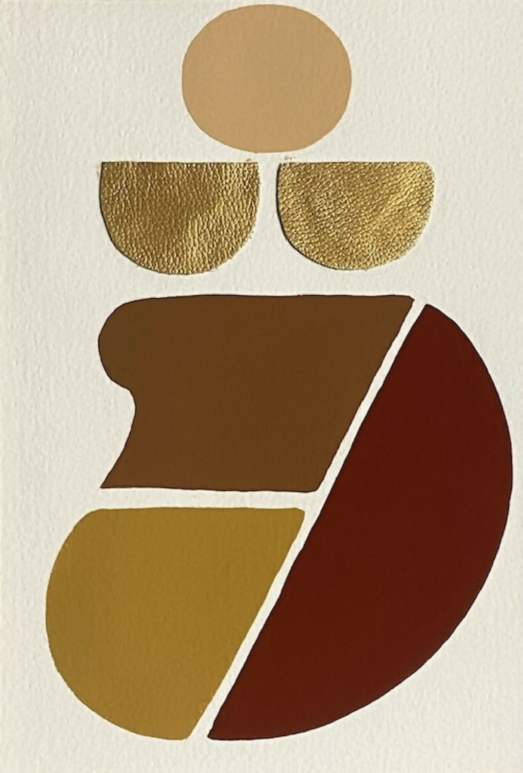 Tableau abstrait encadré, gros plan sur formes géométriques dorées et brunes, fond clair.