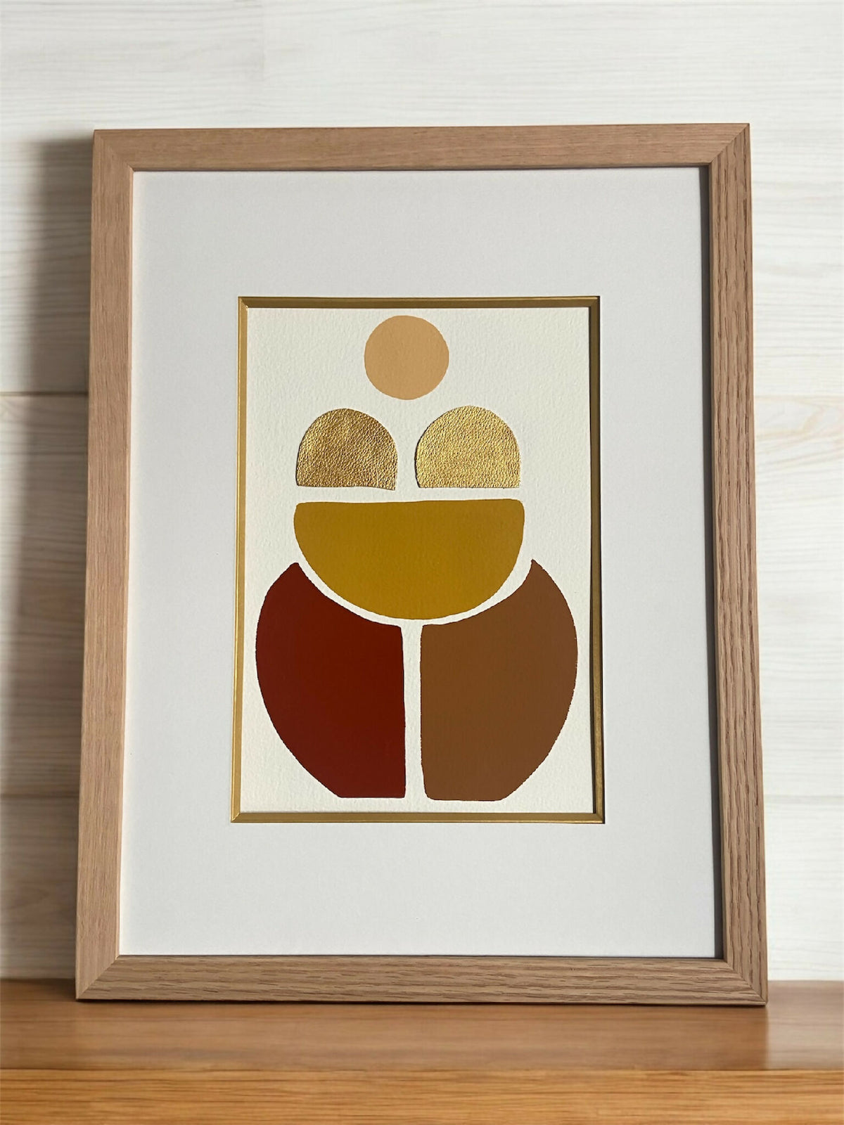 Tableau abstrait encadré en bois, composition de formes arrondies en ocre et brun