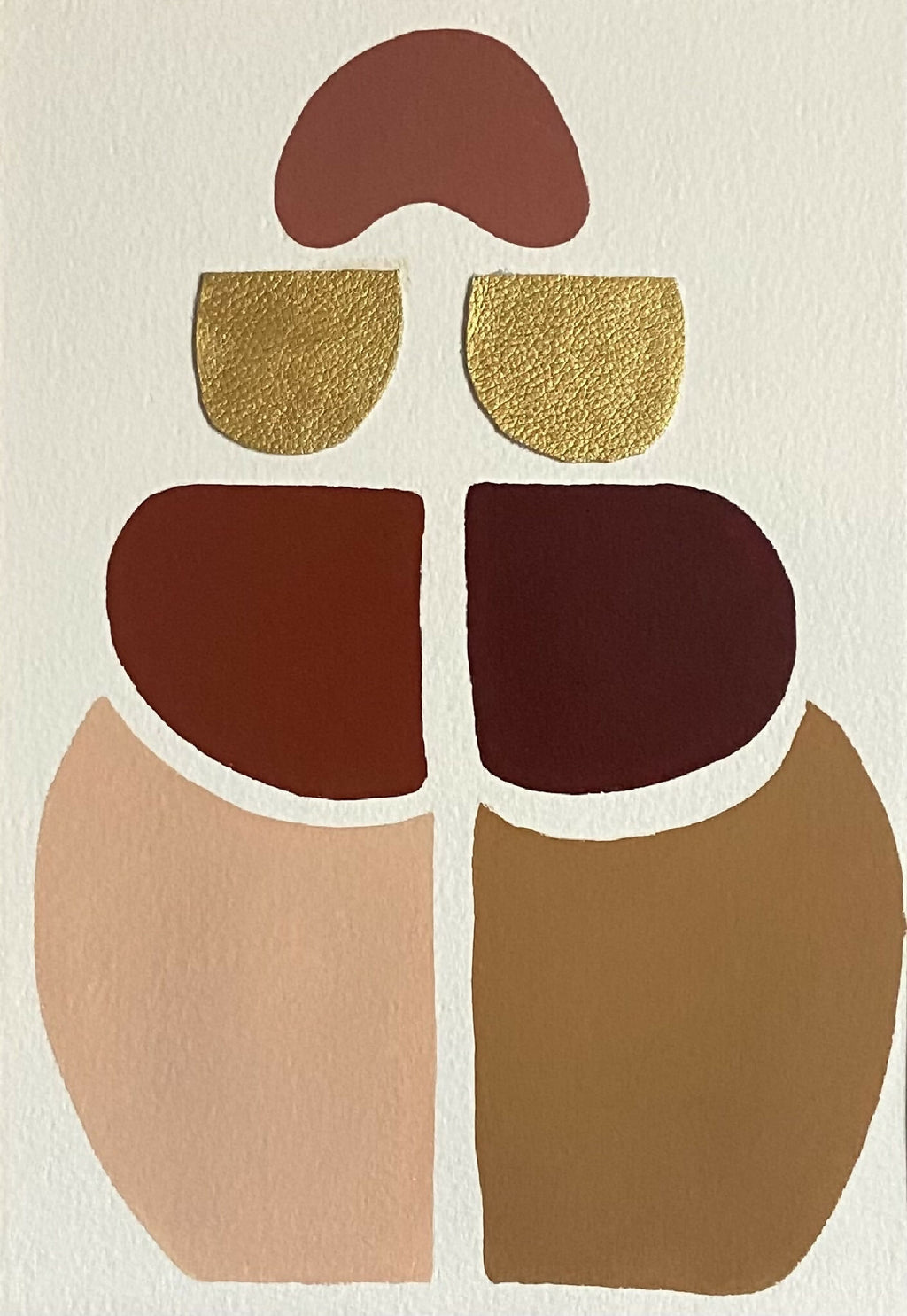 Tableau abstrait encadré, gros plan sur formes arrondies rouge, or et beige.