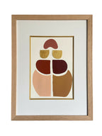 Tableau abstrait dans cadre bois clair, formes stylisées multicolores rouge, or, brun et beige.