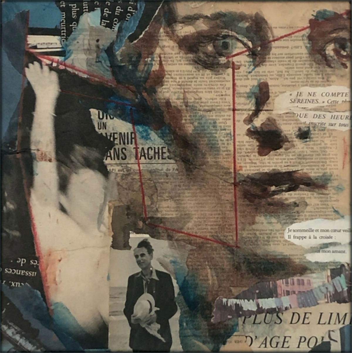 Tableau carré collage de visages et de lettres, tons bleus et beiges.