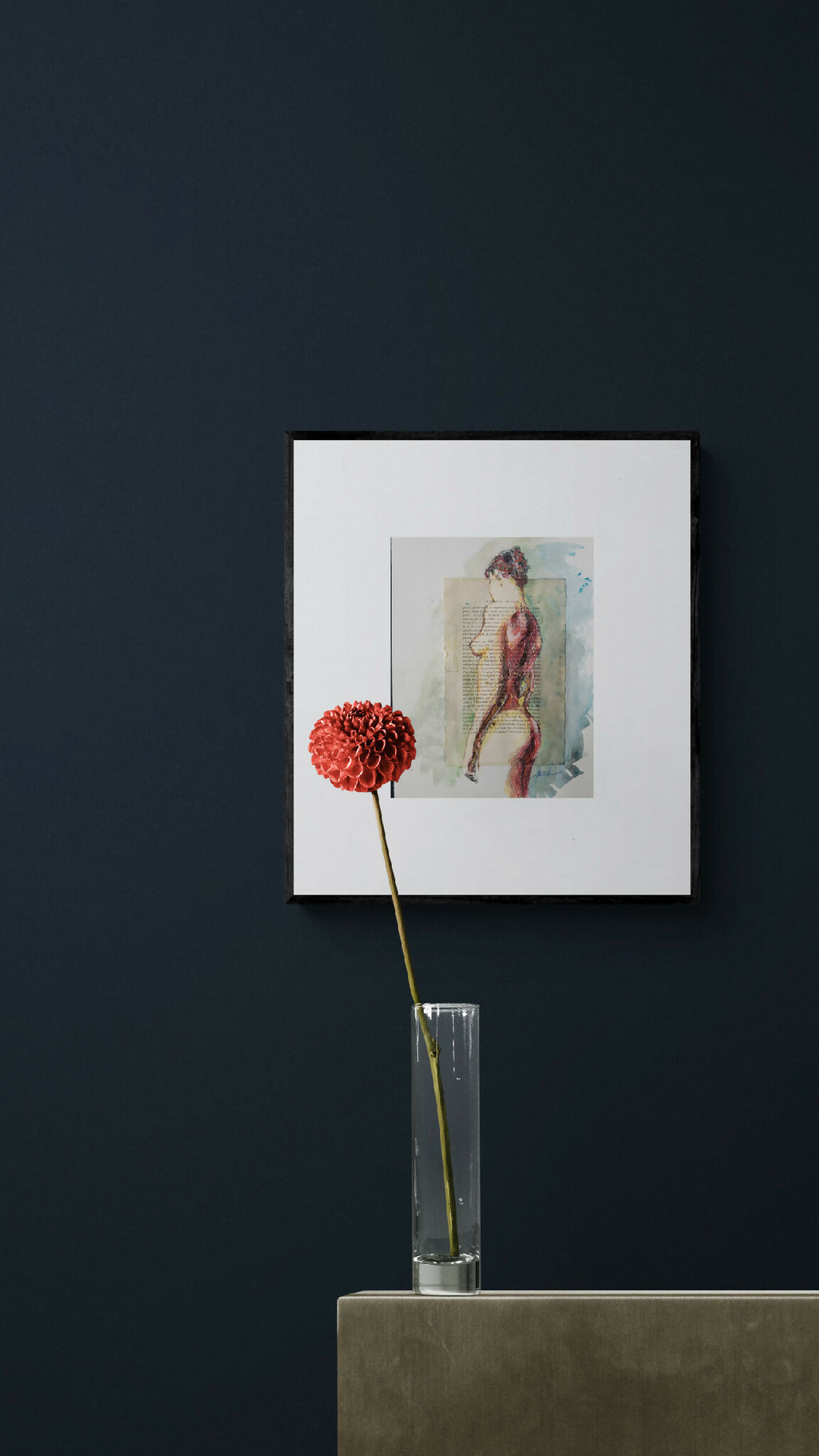 Tableau nu encadré : dessin d’une femme, cadre blanc, avec fleur corail sur fond.
