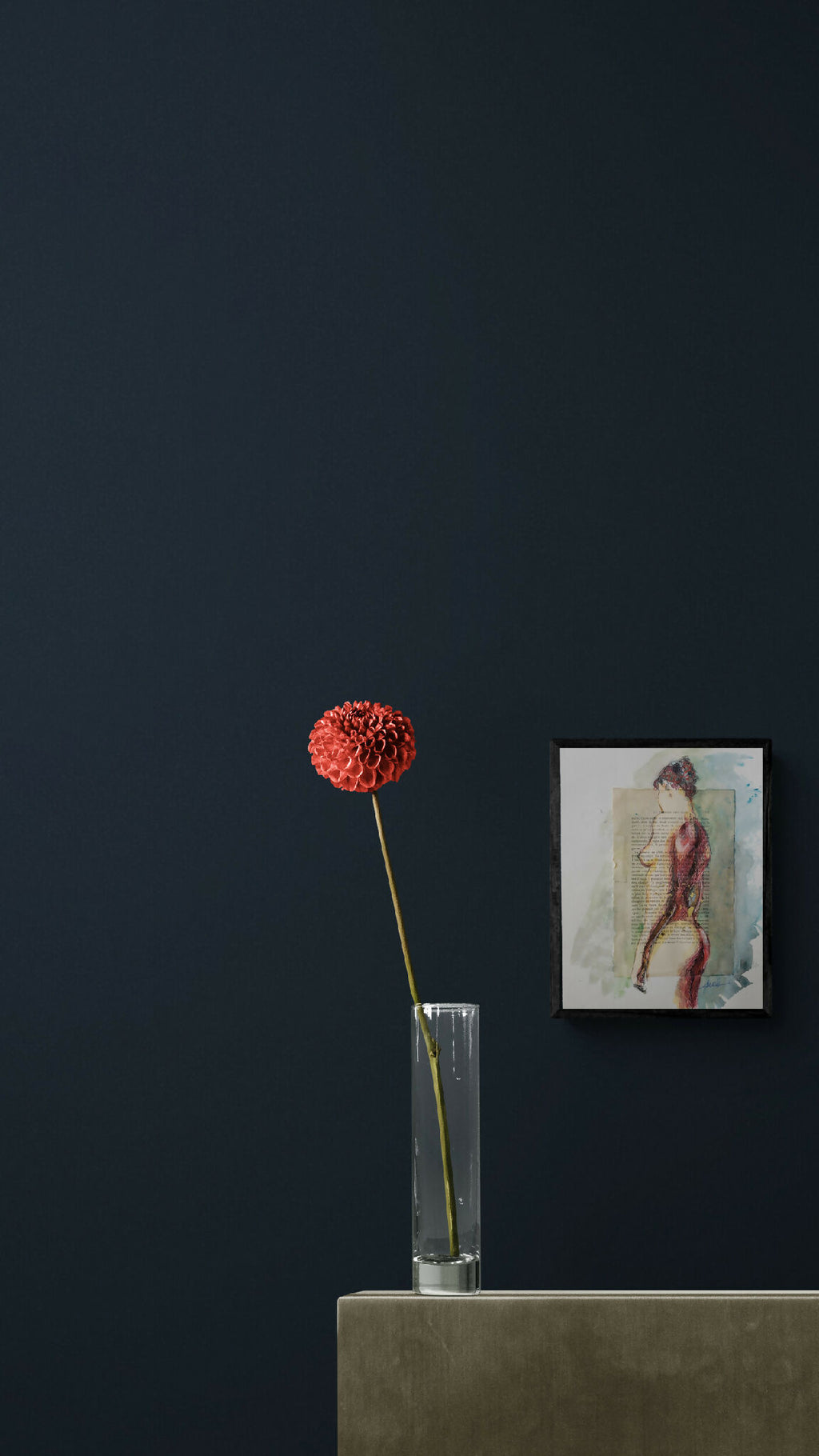 Tableau nu encadré : silhouette féminine, cadre blanc, fleur corail devant le cadre.